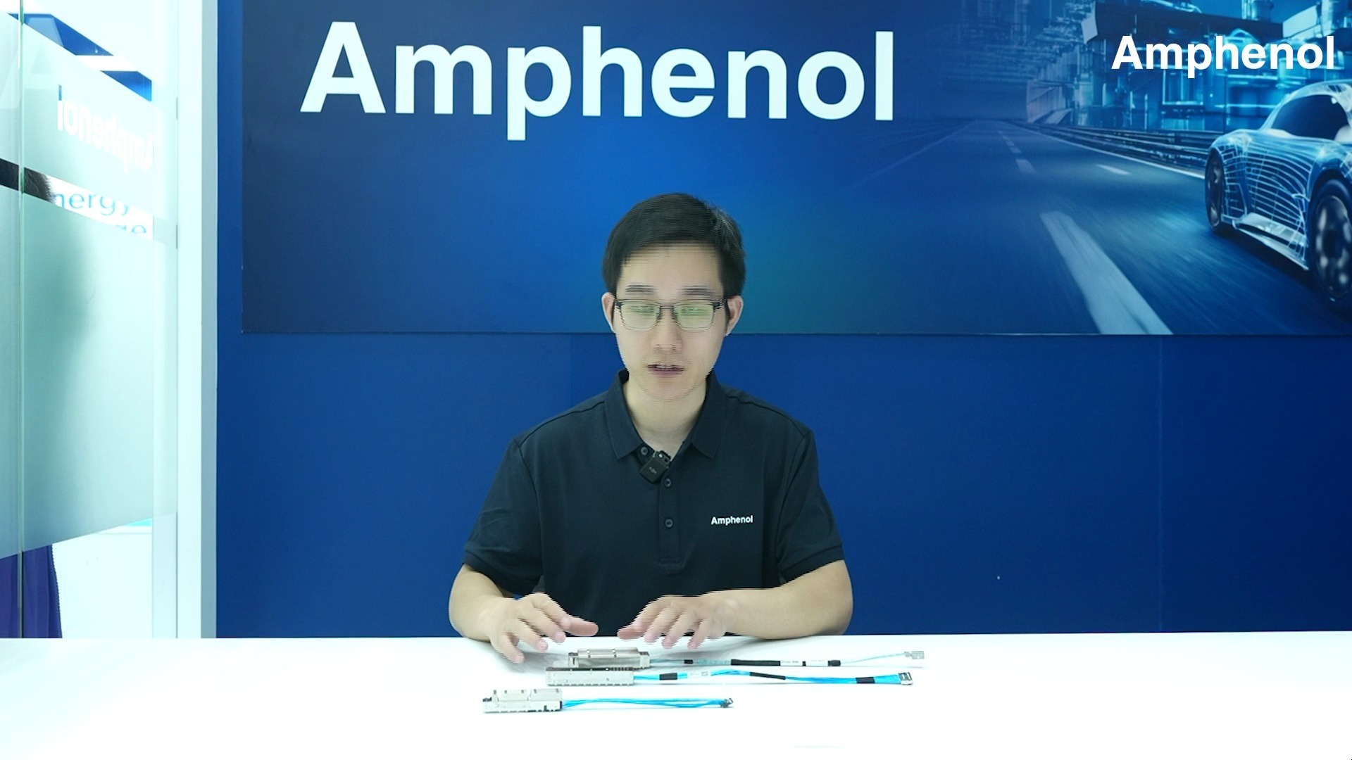 Amphenol Overpass线缆解决方案：高速连接的AI服务器应用